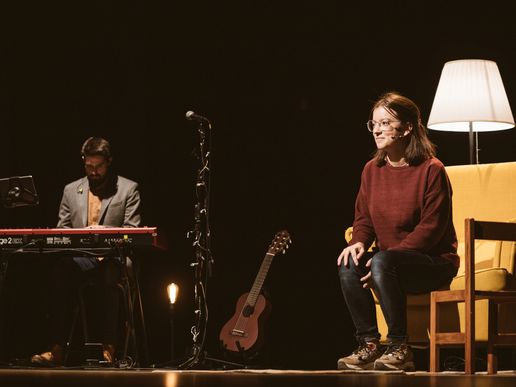 Imatge de fons
           difuminada