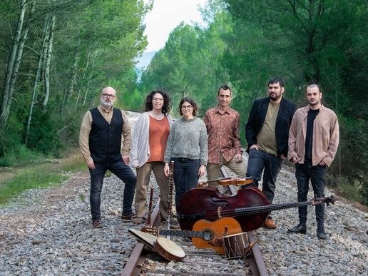 Bild zu Cançons a l'ombra in Espai cultural Fàbrica Vella.